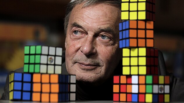 Maarsk vynlezce, socha a profesor architektury Ern Rubik, vynlezce Rubikovy kostky (2012)