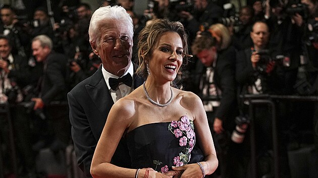 Richard Gere a Alejandra Silva (Cannes, 17. kvtna 2024)