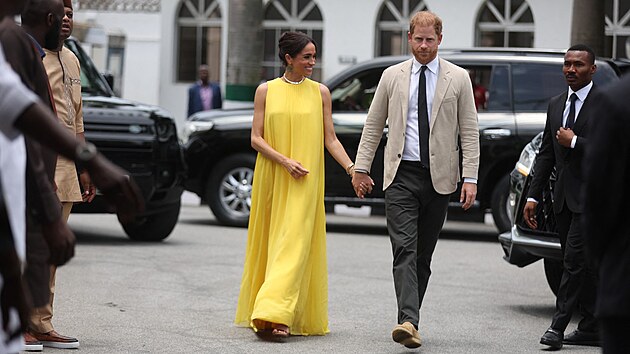 Rovn� st�i�en� �aty zna�ky Carolina Herrera obl�kla Meghan u� n�kolikr�t. B�hem t�hotenstv� s princem Archiem, na jeho prvn� narozeniny a tak� v roce 2021 na fotk�ch, kter�mi ohl�sila druh� t�hotenstv� s princeznou Lilibet. �Moje d�ti mi moc chyb�j�,� prohl�sila b�hem n�v�t�vy Nig�rie.