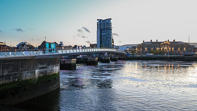 Belfast le�� v �st� �eky Lagan, kter� se zde vl�v� do Irsk�ho mo�e.