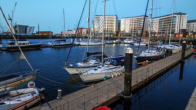 Kulisou, bez kter� si snad Belfast nelze ani p�edstavit, jsou lod�. Mal� i velk�.