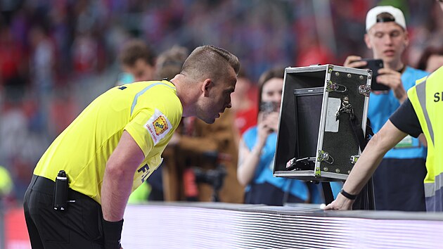 Sudí Karel Rouek u monitoru zkoumá spornou situaci v zápase Slavie s Plzní u...