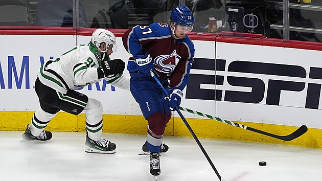 Tyler Seguin (vlevo) z Dallas Stars atakuje Caseyho Mittelstadta z Colorado Avalanche.