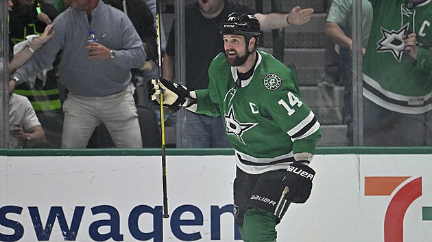 Jamie Benn (14) z Dallas Stars slav� g�l.
