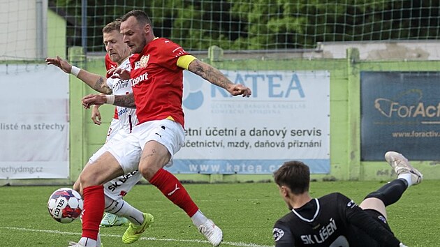 Jakub ezníek (v erveném) ze Zbrojovky Brno se gólov prosadil v derby s...