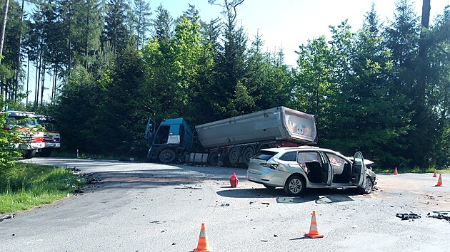 Na kiovatce u Rjce na Rychnovsku se srazilo osobn auto s nkladnm. (9. kvtna 2024)