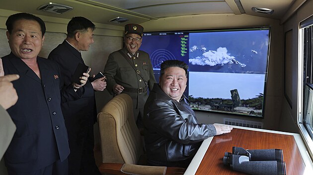 Severn Korea provedla zkouku odpalu taktick balistick stely do Japonskho moe. Dohlel na ni sm vdce Kim ong-un. (17. kvtna 2024)