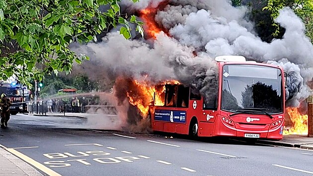V Twickenhamu na jihozpad Londna hoel autobus. Nikdo z cestujcch se nezranil. (18. kvtna 2024)