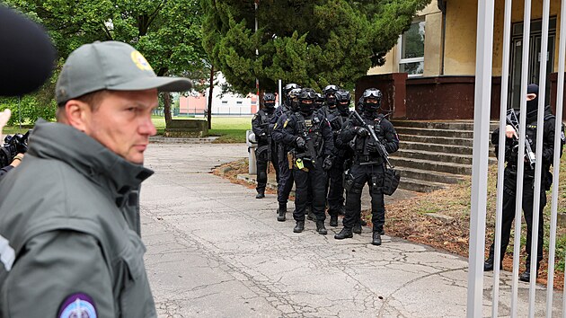 Slovensk soud rozhodne o nvrhu na vazebn sthn mue obvinnho ze stedenho atenttu na premira Roberta Fica. Dopoledne policejn eskorta dovezla obvinnho k Specializovanmu trestnmu soudu ve mst Pezinok. (18. kvtna 2024)