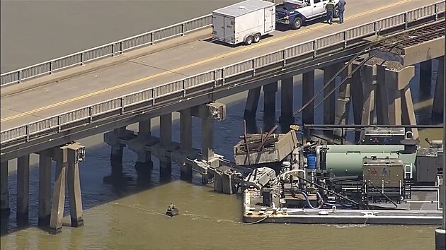 Do mostu v Galvestonu v americkm stt Texas ve stedu narazilo plavidlo a do okolnch vod unik palivo.