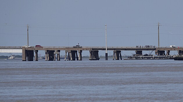 Do mostu v Galvestonu v americkm stt Texas ve stedu narazilo plavidlo a do okolnch vod unik palivo.