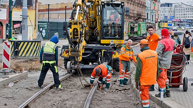 Zatek rekonstruknch prac na tramvajov trati v centru Plzn, na mst bvalho domu U Zvonu. (16. kvtna 2024)