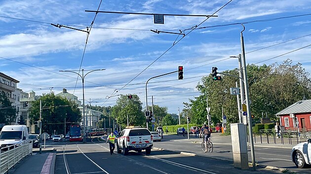 Porucha zastavila dopravu mezi Palackho nmstm a Podolskou vodrnou. (16. kvtna 2024)