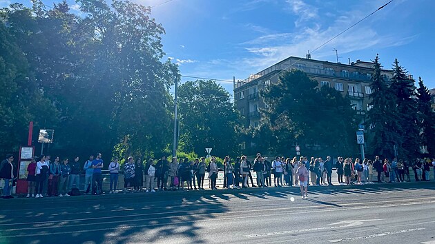 Porucha zastavila dopravu mezi Palackho nmstm a Podolskou vodrnou. (16. kvtna 2024)