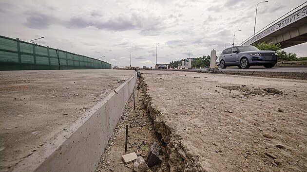 Pi rekonstrukci severn sti Barrandovskho mostu se objevily trhliny, dlnci mus stavbu vyztuit (16. kvtna 2024)