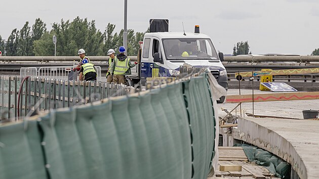 Pi rekonstrukci severn sti Barrandovskho mostu se objevily trhliny, dlnci mus stavbu vyztuit (16. kvtna 2024)