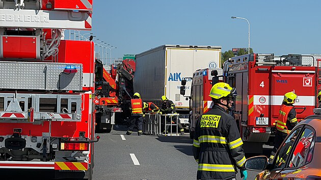 Nehoda dvou kamion na sjezdu z D11 v oblasti ernho Mostu (13. kvtna 2024)
