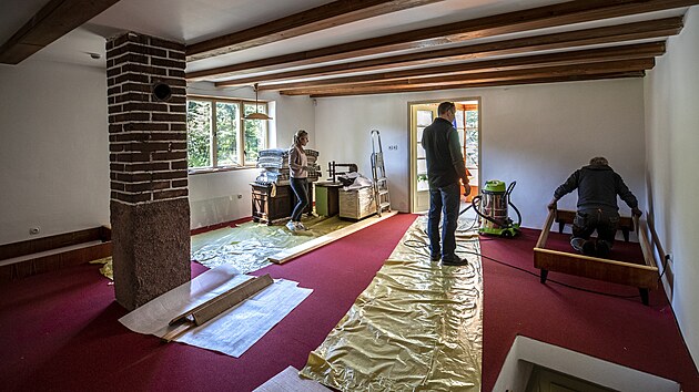 Dokon�en� rekonstrukce Hrabalovy chaty v Kersku (14. kv�tna 2024)