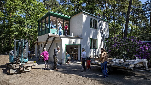 Dokon�en� rekonstrukce Hrabalovy chaty v Kersku (14. kv�tna 2024)