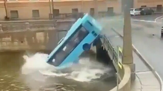 Autobus s dvactkou lid se v Petrohrad vtil na most a spadl do eky