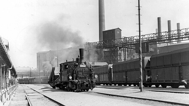 Lokomotiva 313.432 ve stanici Ostrava st�ed. V pozad� je koksovna Karol�na. Vyfoceno 25. kv�tna 1977.