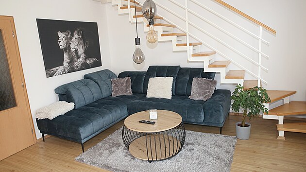 Ob�vac� prostor pod schody nab�z� neru�en� chv�le odpo�inku. 