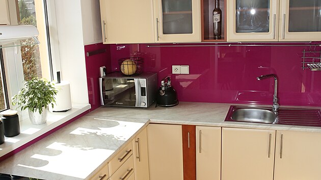 Kuchyn� je modern�, jednoduch� a p�ipraven� na velk�
provoz.