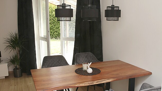 Sou��st� obytn�ho prostoru je i mal� j�deln� st�l.