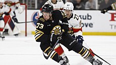 Charlie McAvoy (vlevo) z Bostonu a  Eetu Luostarinen z Floridy.