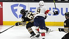 Sam Bennett (9) z Floridy fauluje Brada Marchanda z Bostonu.