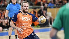 Jan Stehlík z Plzn útoí ve finále proti Karviné.