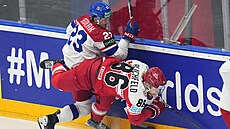 Luká� Sedlák (vlevo) a  Joachim Blichfeld  z Dánska bojují u mantinelu.