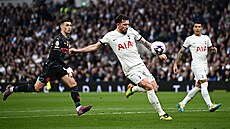 Pierre Hojbjerg z Tottenhamu se nap�ahuje ke st�ele, sleduje ho Phil Foden z...