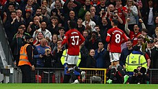 Kobbie Mainoo a Bruno Fernandes oslavují gól Manchesteru United.