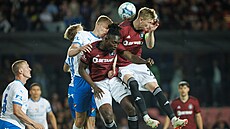 Victor Olatunji a Filip Panák (vpravo) ze Sparty vs. Michal Frydrych z Ostravy.