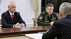 Ruský prezident Vladimir Putin ve stedu pedstavil velitelm vojenských okruh...