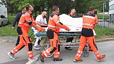 Záchraná�i odvá�í post�eleného premiéra Fica do nemocnice na operaci. (15....
