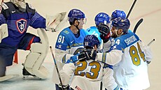 Hokejisté Kazachstánu slaví otoení skóre v zápase s Francií na hokejovém MS v...