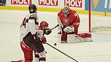 Polský branká John Murray zasahuje v zápase s Lotyskem na hokejovém MS v...