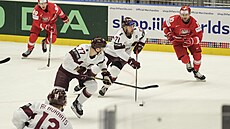Roberts Bukartis táhne lotyský útok v zápase s Polskem na hokejovém MS v...