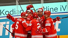 Hlouek polských hokejist oslavuje zisk vedení v utkání s Lotyskem na...
