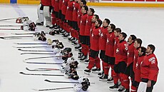 výcartí hokejisté zpívají hymnu po výhe nad Norskem na hokejovém MS.