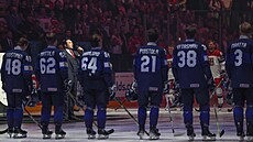 etí a fintí hokejisté ped zahájením zápasu na mistrovství svt poslouchají...