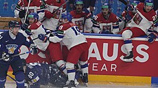 �e�tí úto�níci Ond�ej Beránek a Jakub Flek v souboji p�ed st�ída�kou b�hem...