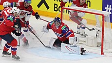 Norský branká Henrik Haukeland zasahuje bhem utkání s eskem na hokejovém MS...
