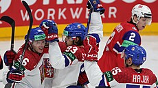 esk tonk Matj Strnsk se raduje z glu v zpase s Norskem na hokejovm...
