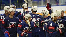 Amerití hokejisté slaví výhru nad Nmeckem na hokejovém MS v Ostrav.