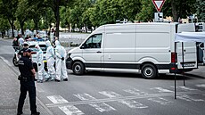 K místu, kde padlo n�kolik výst�el� a kde byl úto�ník zadr�en, mí�í tým...