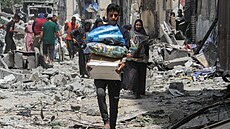 Palestinci se po náletu vracejí do svých dom� ve �tvrti Zeitoun ve m�st� Gaza...