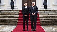 Francouký prezident Emanuel Macron (vlevo) a n�mecký prezident Frank-Walter...